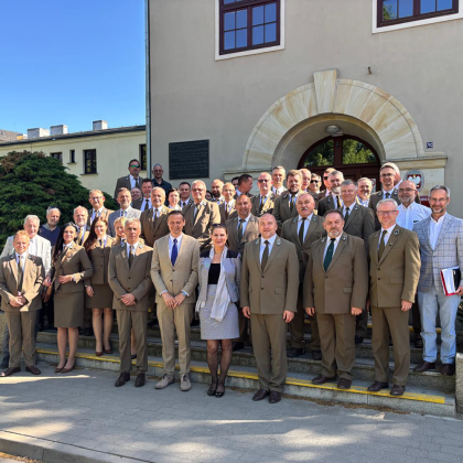 Uczestnicy seminarium na tle busybku Collegium Cieszkowskich