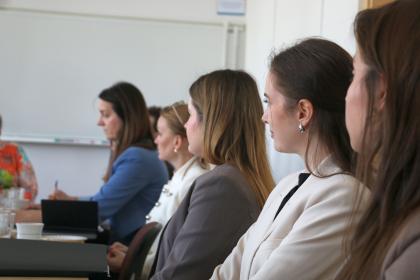 Grupa ludzi w sali konferencyjnej 