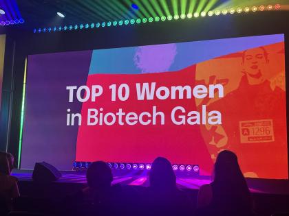ekran z napisem gala Top 10 women in Biotech