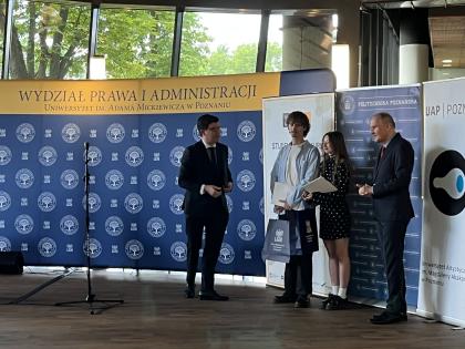 Grupa osób macie w sali