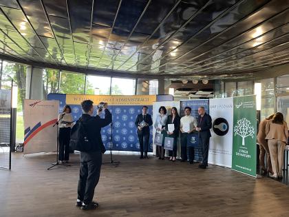 Grupa osób macie w sali