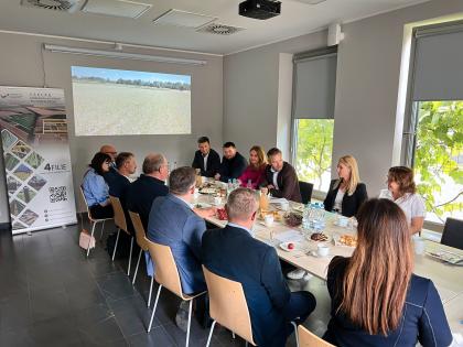 grupa osób w sali konferencyjnej 