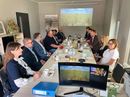 grupa osób w sali konferencyjnej 