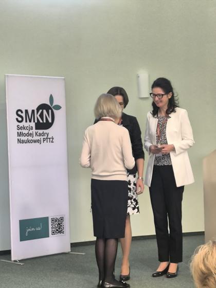 Grupa osób w sali