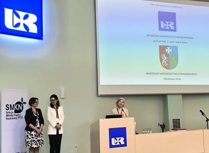 Grupa osób w sali
