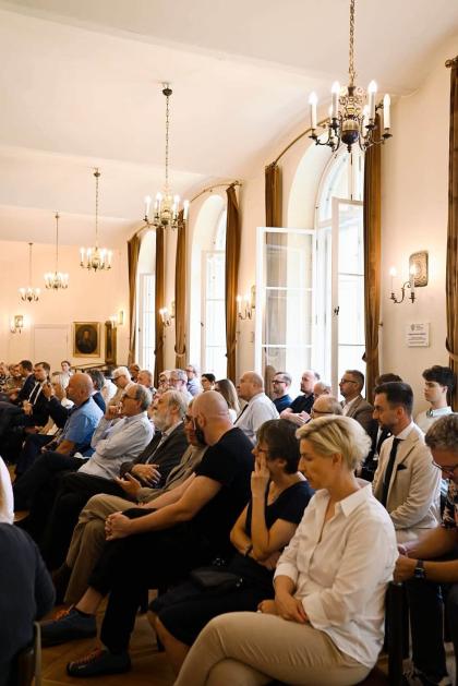 Grupa ludzi w sali konferencyjnej