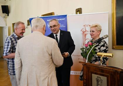 Grupa ludzi w sali konferencyjnej