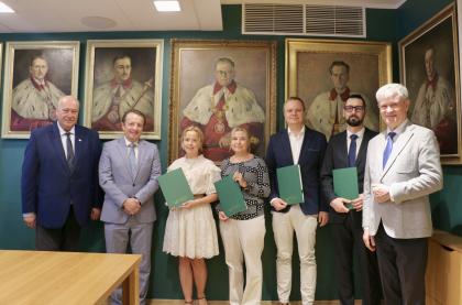 grupa osób podczas na tle obrazów