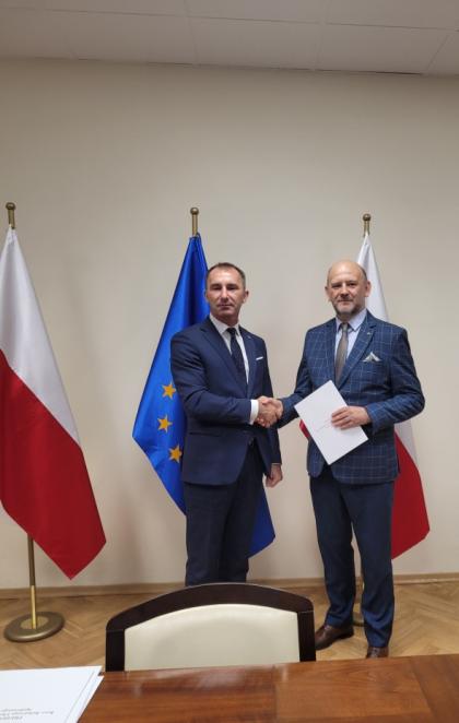 dwie osoby podczas uścisku dłoni