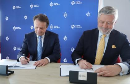 Rektor UPP prof. Krzysztof Szoszkiewicz i prezes spółki CPK Filip Czernicki podpisują umowę o współpracy