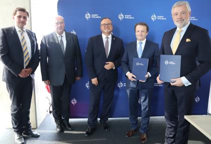 Reprezentanci porozumienia między UPP i CPK z podpisanymi umowami o współpracy