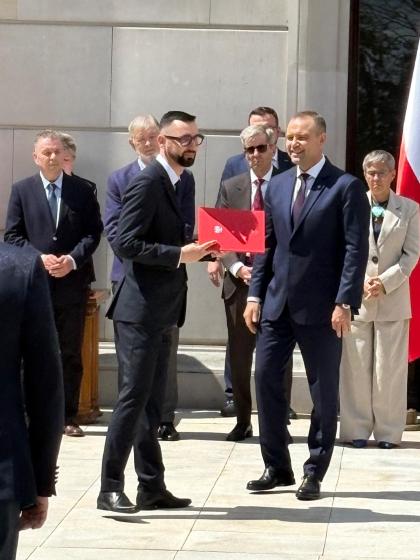 grupa osób na placu