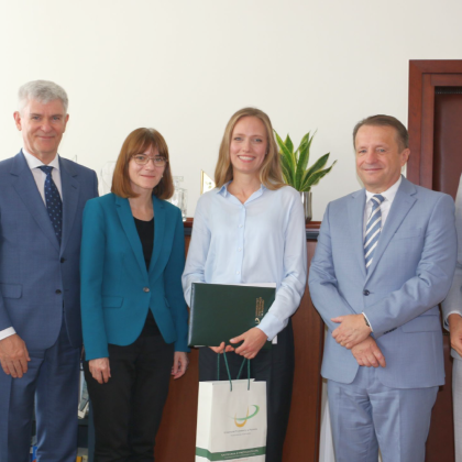 Grupa osób w pomieszczeniu