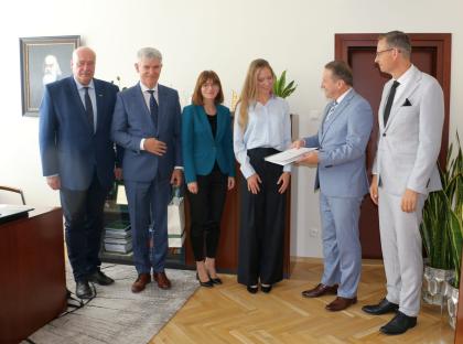 Grupa osób w pomieszczeniu