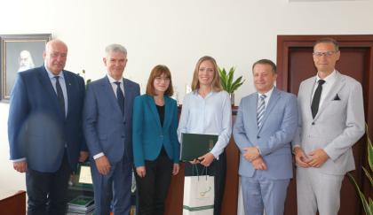 Grupa osób w pomieszczeniu