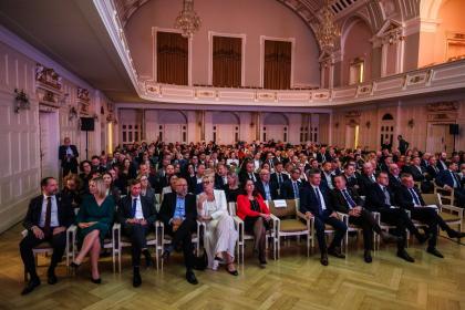 grupa osób na sali