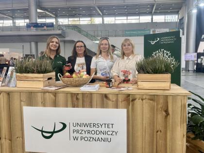 grupa osób na stoiku podczas targów