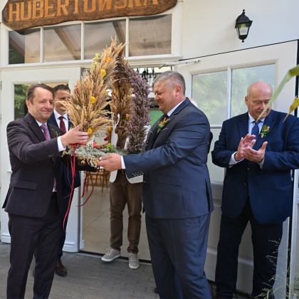 Rektor Uniwersytetu Pzryrodniczego w Poznaniu odbierający wieniec dożynkowy