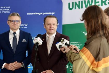 mężczyzna podczas udzielania wywiadu