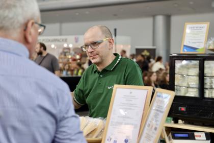 mężczyzna na stoisku podczas targów
