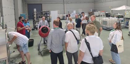grupa osób w laboratorium podczas wydarzenia