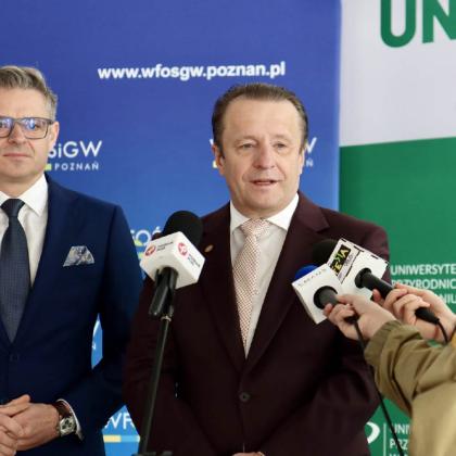 mężczyzna podczas udzielania wywiadu