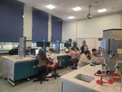 grupa osób w laboratorium