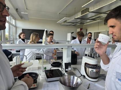 grupa osób w laboratorium