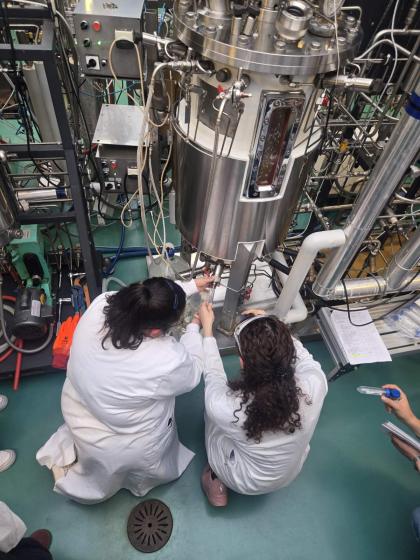 grupa osób w laboratorium