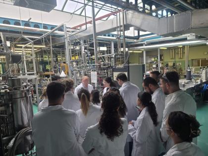 grupa osób w laboratorium