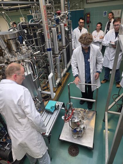 grupa osób w laboratorium