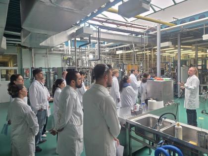 grupa osób w laboratorium