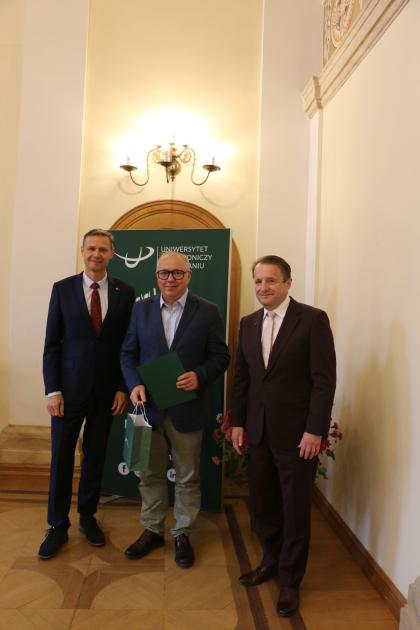 uczestnicy spotkania - pożegnanie pracowników odchodzących na emeryturę