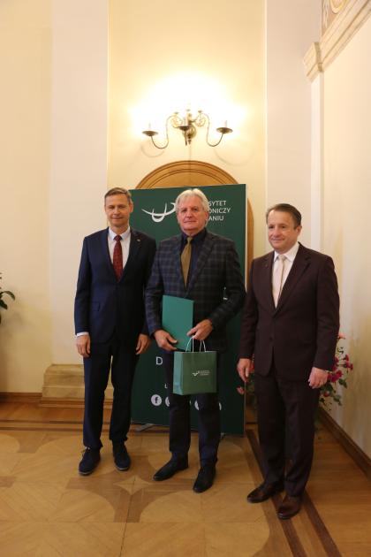 uczestnicy spotkania - pożegnanie pracowników odchodzących na emeryturę