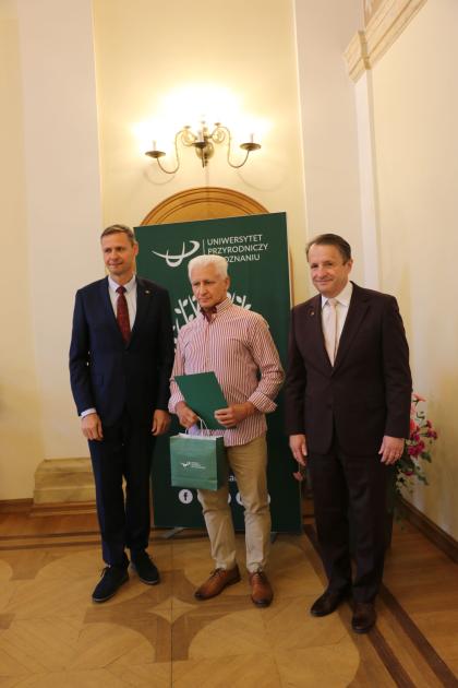 uczestnicy spotkania - pożegnanie pracowników odchodzących na emeryturę