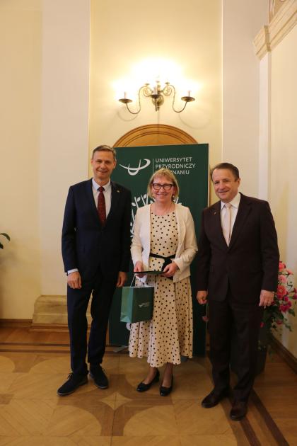 uczestnicy spotkania - pożegnanie pracowników odchodzących na emeryturę