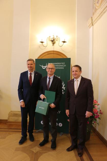 uczestnicy spotkania - pożegnanie pracowników odchodzących na emeryturę