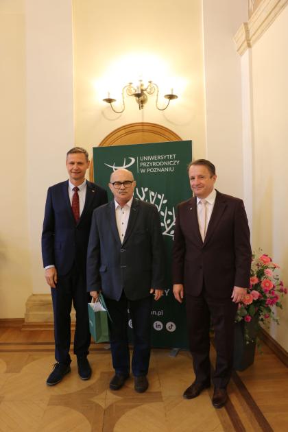 uczestnicy spotkania - pożegnanie pracowników odchodzących na emeryturę