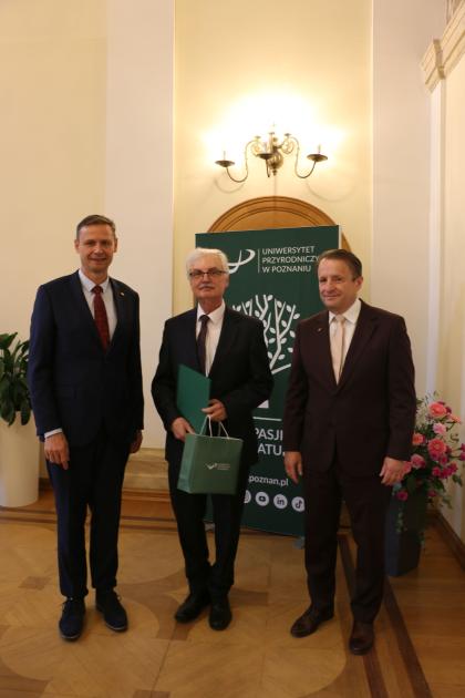 uczestnicy spotkania - pożegnanie pracowników odchodzących na emeryturę