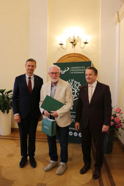 uczestnicy spotkania - pożegnanie pracowników odchodzących na emeryturę