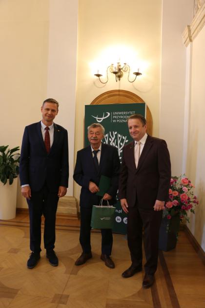 uczestnicy spotkania - pożegnanie pracowników odchodzących na emeryturę