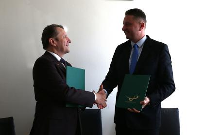 trzy osoby podczas podpisania dokumentu