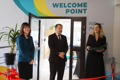 Grupa osób podczas otwarcia punktu Welcome Point
