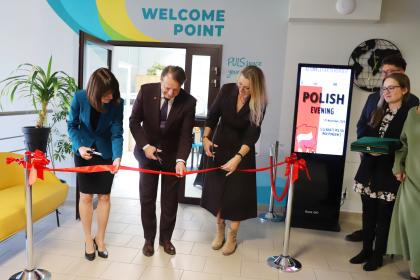 Grupa osób podczas otwarcia punktu Welcome Point
