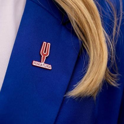 Przypinka "Miniatura" na niebieskiej marynarce