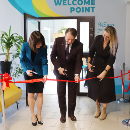 Grupa osób podczas otwarcia punktu Welcome Point