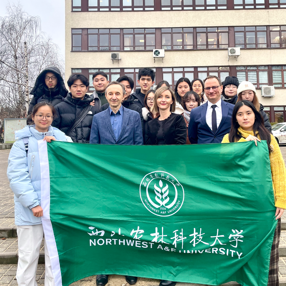 grupa osób przed budynkiem