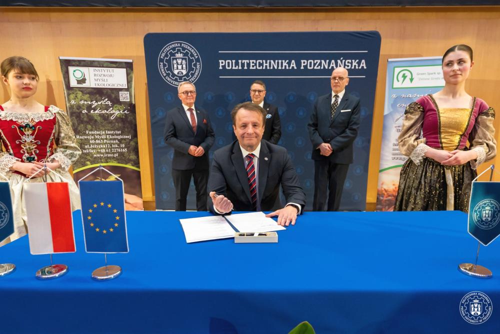 Rektor UPP Krzysztof Szoszkiewicz podczas podpisywania dokumentu