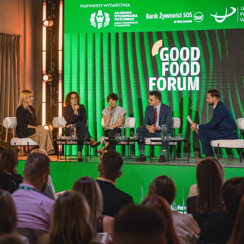 Grupa osób na panelu dyskusyjnym